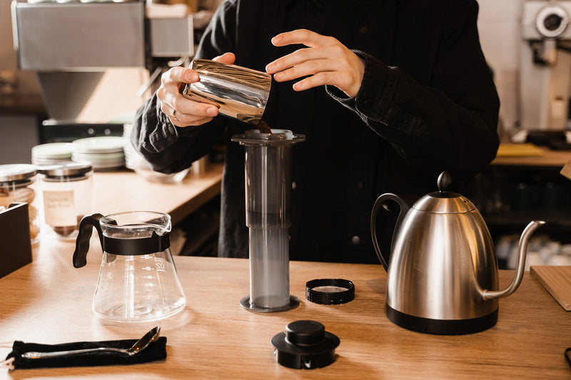 Free Photo  Close up of filter coffee brewing kit and kettle cafe barista  preparing filter at the counter